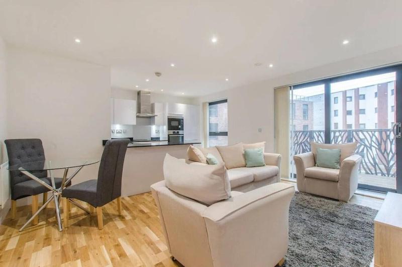 Modern Comfortable Apartment close to Canary Wharf, Stratford and Central London — комфортный отель в Лондоне