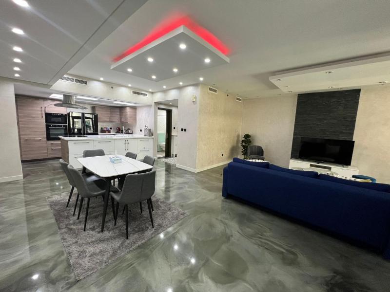 BEAUTIFUL AND COZY 2 BR APARTMENT IN THE HEART OF DOWNTOWN — забронировать отель в Дубае