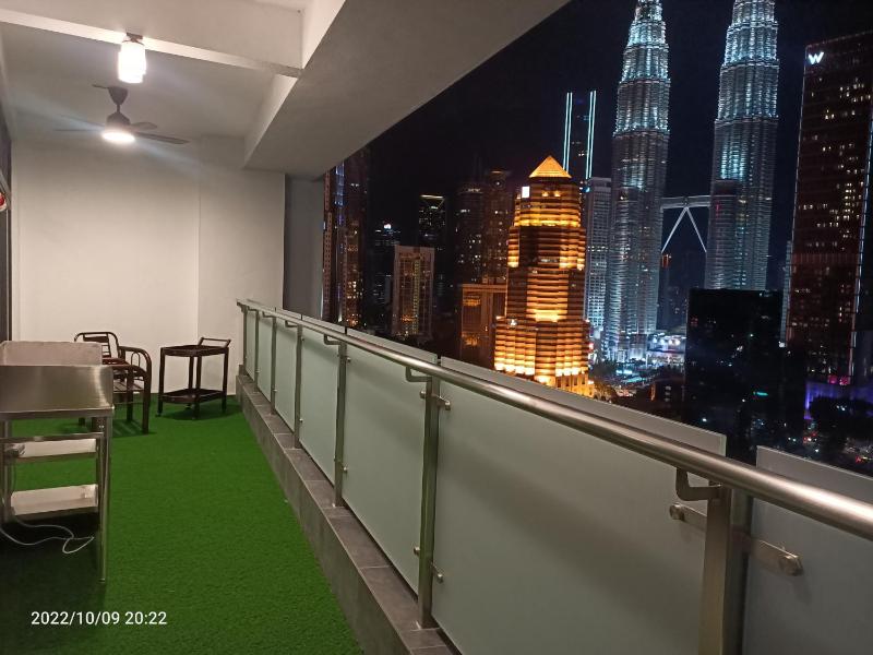 Legasi Kampung baru guest house by rumahrehat 1908sqft huge balcony for BBQ twin tower view — отель с удобствами в Куала-Лумпуре