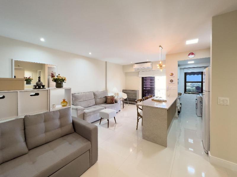 Lindo Flat com Varanda e Vista Panoramica no Coracao da Barra Pertinho de Tudo B1-0029 — отель с удобствами в Рио