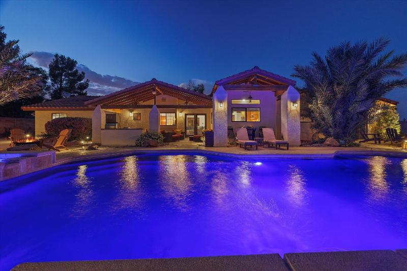Luxury villa with pool and spa — отель с удобствами в Лас Вегасе