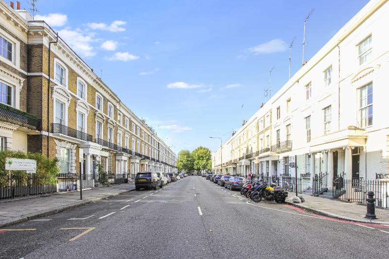 Splendid Flat in Kensington Olympia — отель с удобным расположением в Лондоне