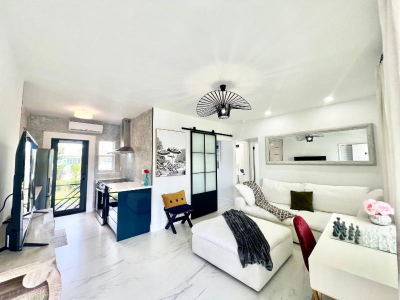 3 SEASONS AT THE CARRINGTON 3 SEPARATE 2 Bedroom 1 Bathroom Apartments AND a 3 Bedroom 2 Bathroom Villa — отзывы гостей и цены
