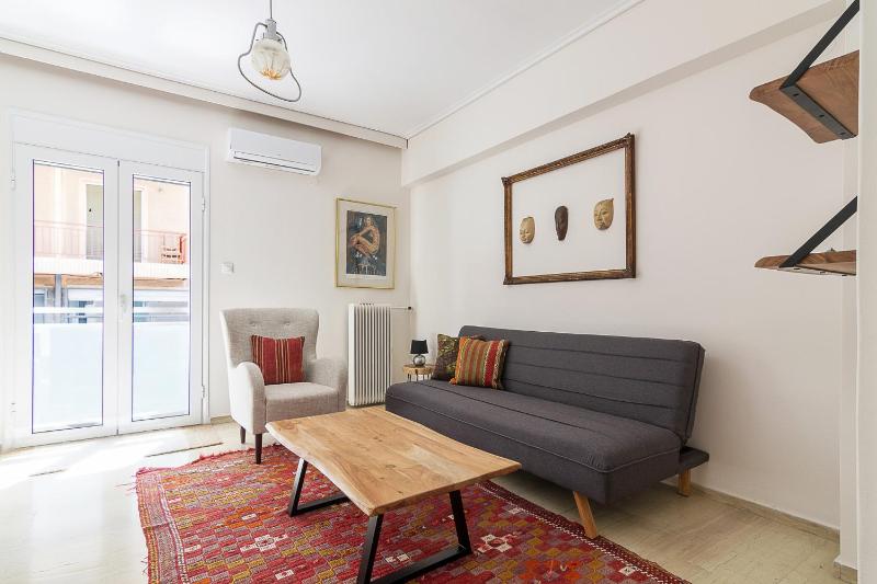 A Modern 2-bedroom Apartment near Areios Pagos — забронировать отель в Афины