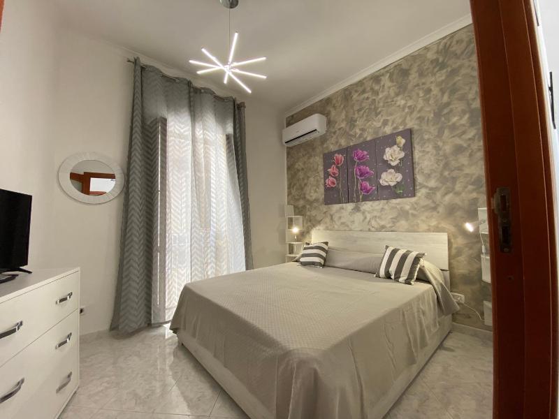 Sea&sun apartament chiaia — отель в Неаполе, Италия