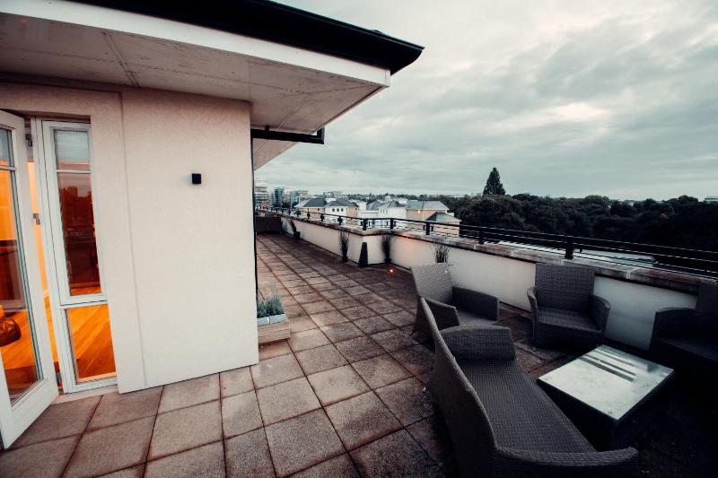 Цены на Lovely 4/BDR Penthouse w/ lovely views в Лондоне
