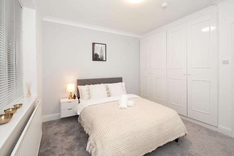 Excellent, Three bedroom North London Apartment with Free Parking — забронировать отель в Лондоне