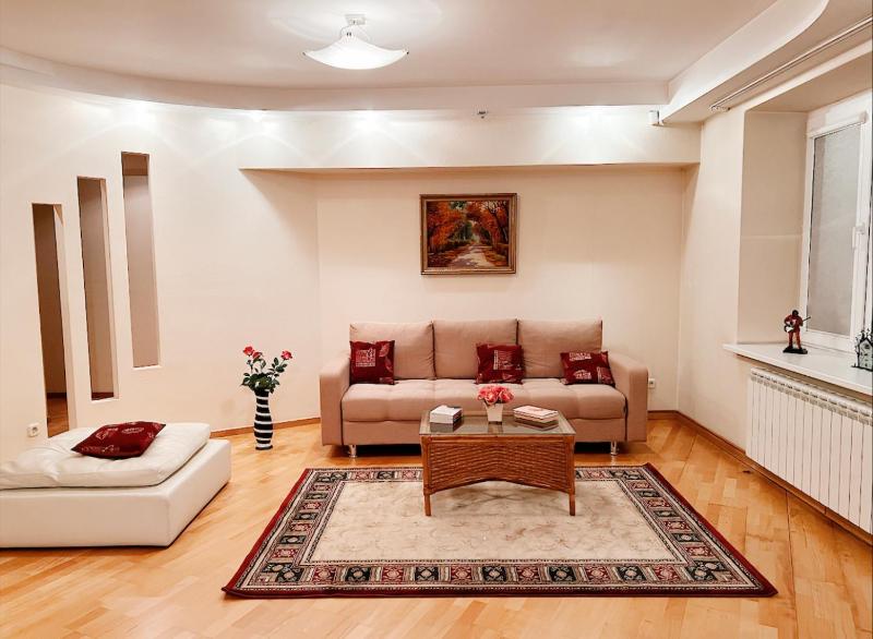 Large cozy appartment in the heart of city center — отель с удобствами в Алматы