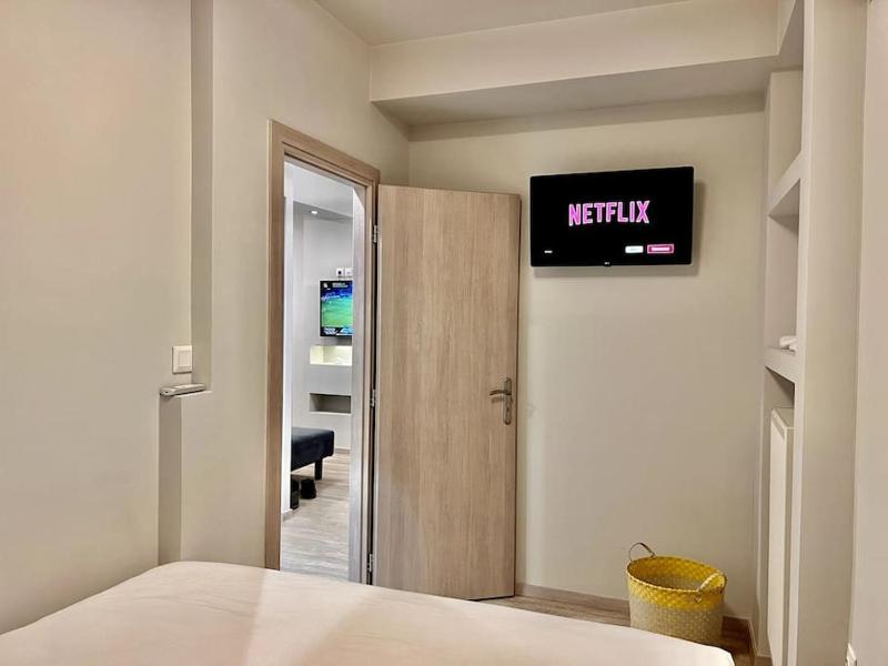 Lovely 1-Bedroom 2 minutes from Beach — отель с удобным расположением в Афины