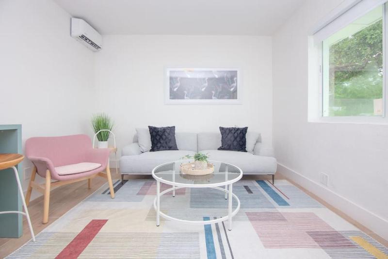Stylish One Bedroom Apartment In El Portal #4 — отель с удобствами в Майами