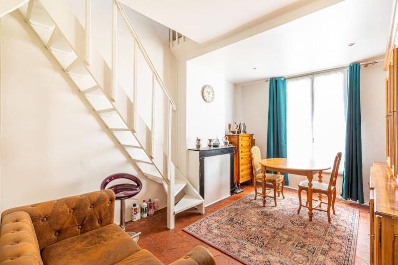 Parisian duplex with two bedrooms — отель с удобным расположением в Париже