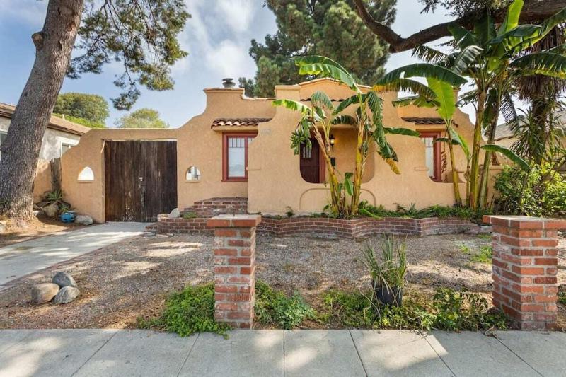 3932 Minerva Ave, Los Angeles, CA 90066 — забронировать отель в Лос-Анджелесе
