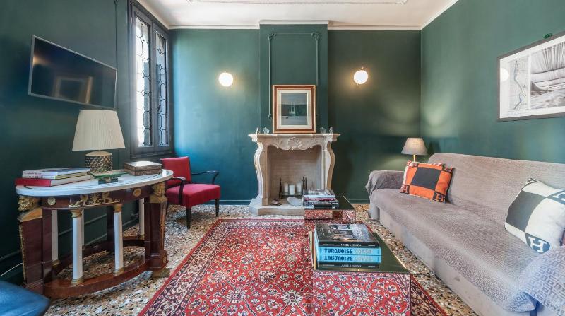 Stylish Renovated Apartment In The Heart Of The City — отзывы гостей и цены