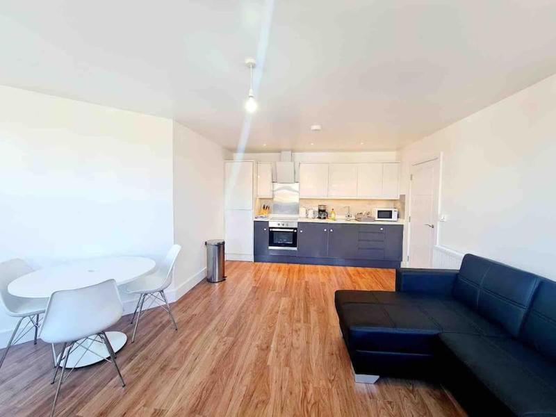 2 Bed Apt, 20 mins from London, central romford — отель в Лондоне, Соединенное Королевство