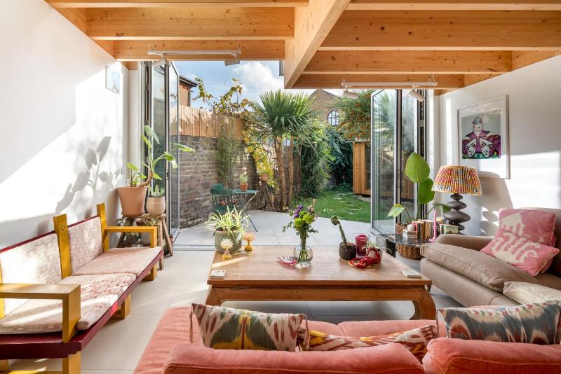 JOIVY Spacious 3 bed house with garden, near Victoria park in Hackney — отель в Лондоне, Соединенное Королевство
