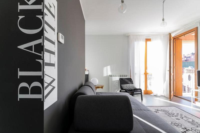 BLACK & WHITE flat in Naviglio/ porta Genova — отель в Милане, Италия