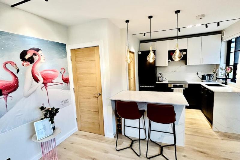 Newly renovated modern 2 bedroom flat in West London — комфортный отель в Лондоне
