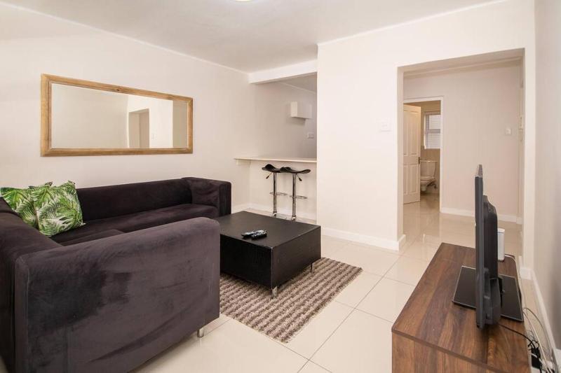 Lovely 1 Bedroom in Sea Point. Shaftsbury. — отель с удобным расположением в Кейптауне