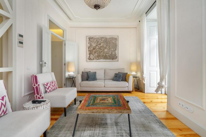 WHome Luxury Stay in Prime Location w/ AC, Lift & Private Patio — отель с удобствами в Лиссабоне