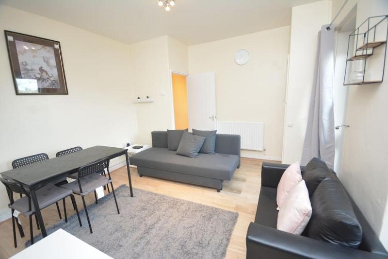 Lovely 4 bedroom apartment close to the city walking distance from the rivere view — забронировать отель в Лондоне