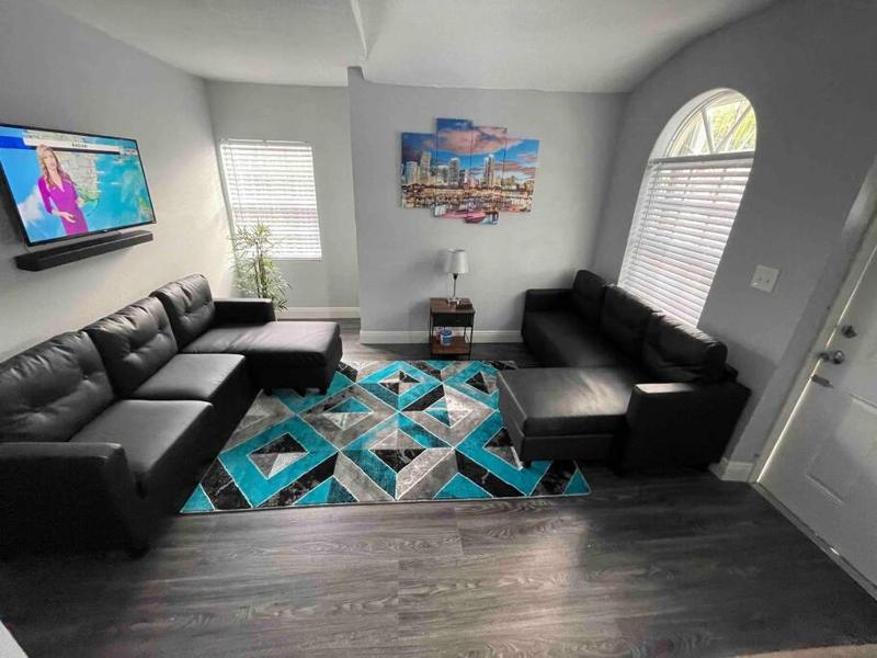 "La Casita" Beautiful home in the heart of Miami ! — отель с удобным расположением в Майами