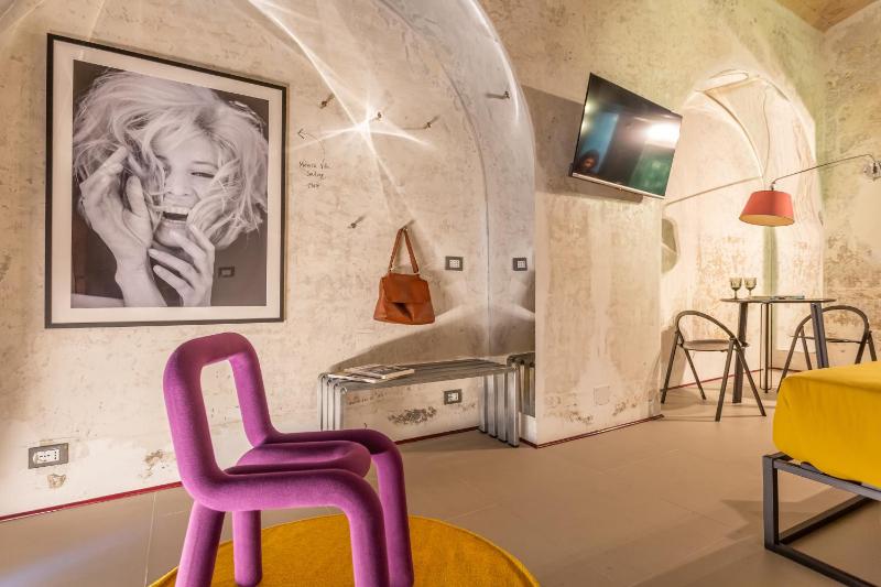 RUINS_DESIGN LOFT 150 MT FROM COLOSSEUM — отель с удобствами в Риме