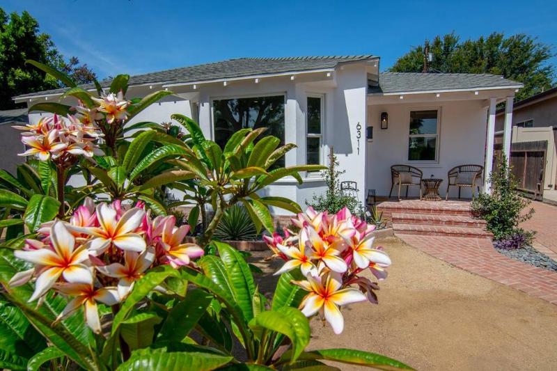 Cozy Modern 3 Bedroom home near Universal sleeps 9 — отель с удобным расположением в Лос-Анджелесе