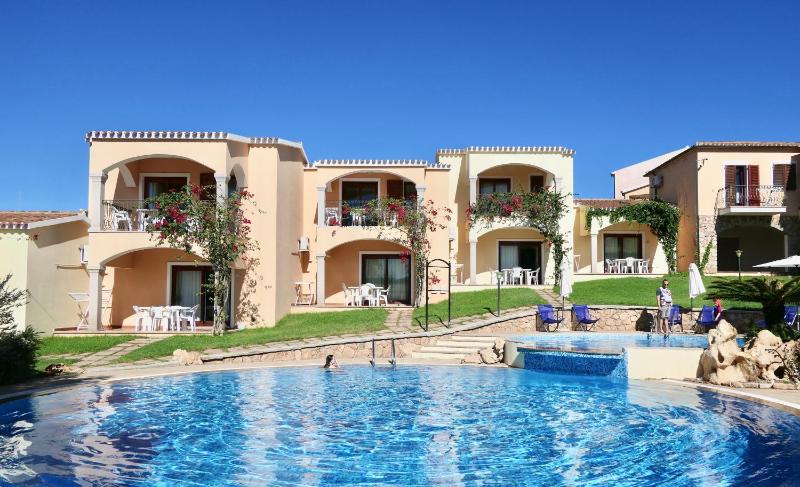 Residence con Piscina a Badesi - Lussuoso Aparthotel