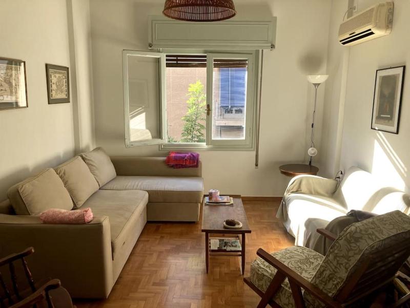 Sunny calm apartment in pedestrian street — отель с удобным расположением в Афины
