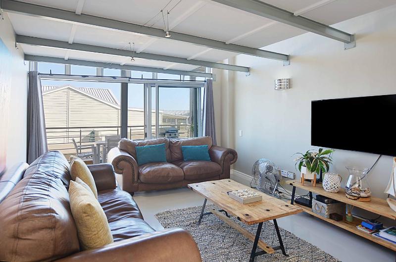 Luxury Beachfront Loft , L21 Seaside Village, Big Bay, Cape Town- 3 bedroom — отель с удобным расположением в Кейптауне