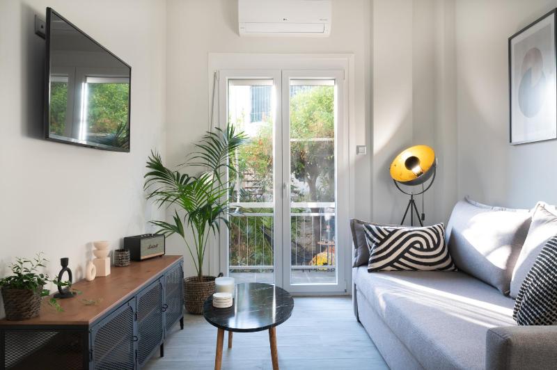 Apt Eleven - cozy apartment with garden — отель с удобствами в Афины