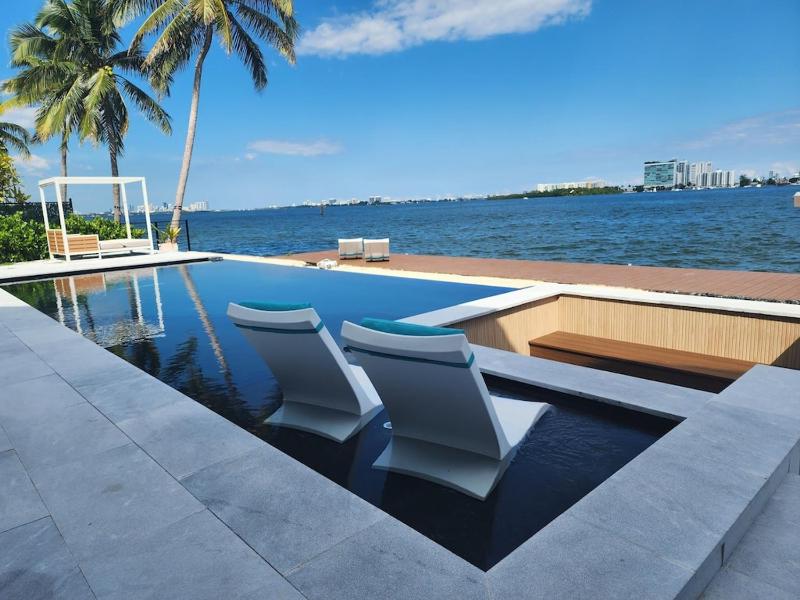 Upscale Stunning Ocean View Home in Miami — комфортный отель в Майами