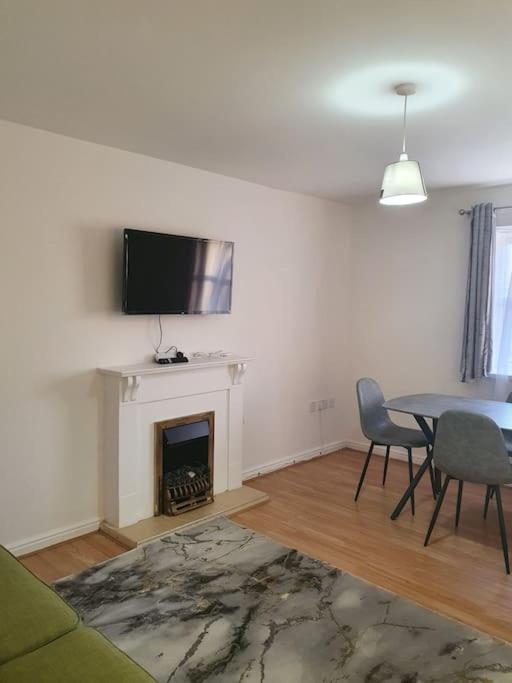 Цены на Lovely 2-Bedroom Condo With indoor Fire Place в Лондоне