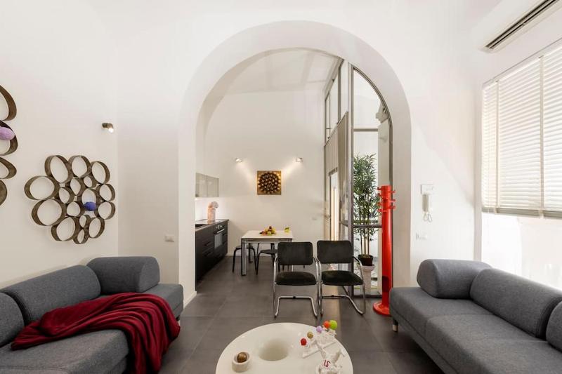 Цены на NEW! Design & Modern Apartment (2 min from centre) в Риме