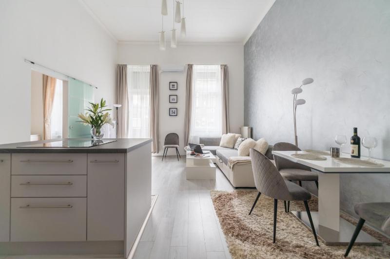 Downtown GEM AirCond close to Heroes' square — забронировать отель в Будапеште