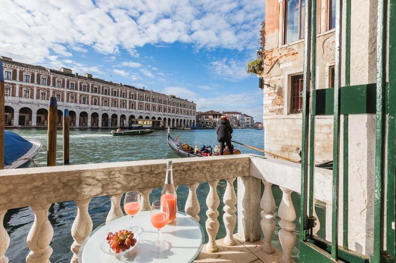 Ca' Giulia Grand Canal view next to Rialto Bridge — забронировать отель в Венеции