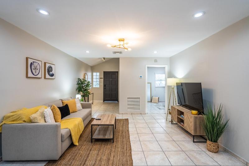 Renovated 2 BD Home w/ Private Parking, Gallery & W/D — отель с удобствами в Майами