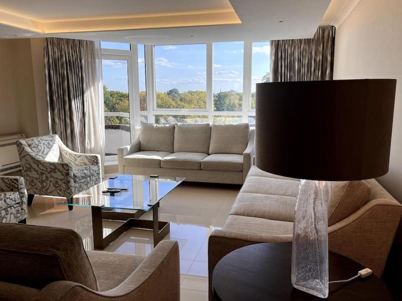 Lovely views of Hyde Park, 4 bedroom flat. — забронировать отель в Лондоне