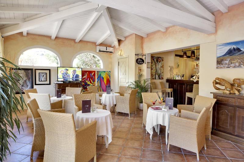 Colonna Hotel Country a Porto Cervo - Elegante resort con piscina