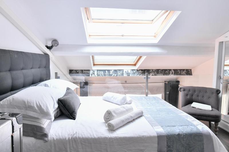 Duplex Design & Moderne en plein coeur de Paris — отель с удобствами в Париже