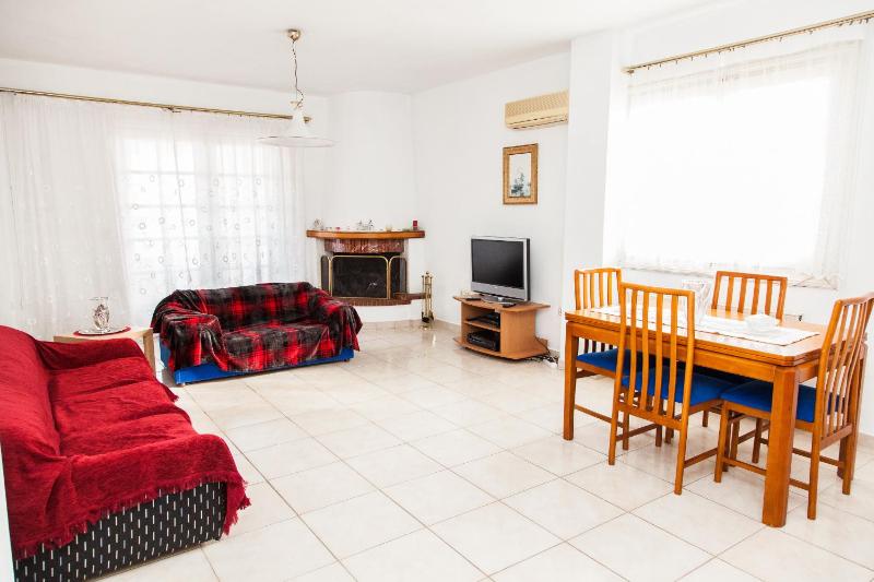 Sunny Apartment near Metro Station — забронировать отель в Афины
