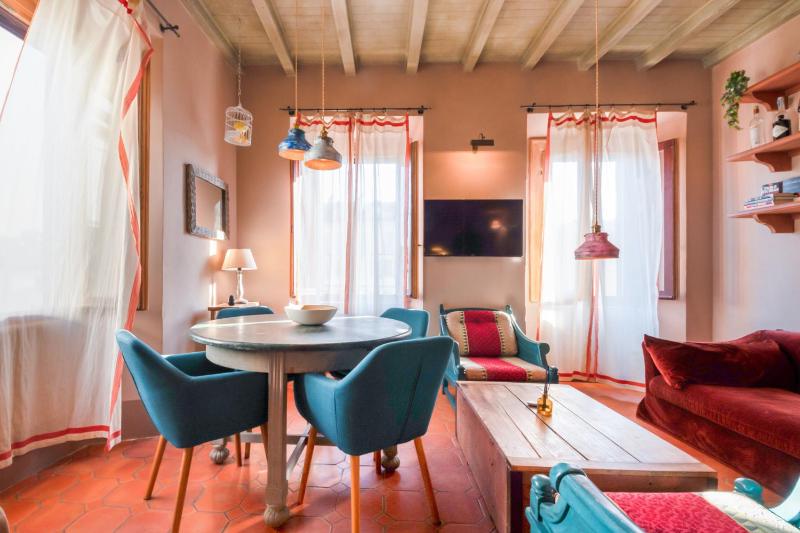 Easylife - Splendido appartamento con vista sul Naviglio Grande — отель с удобным расположением в Милане