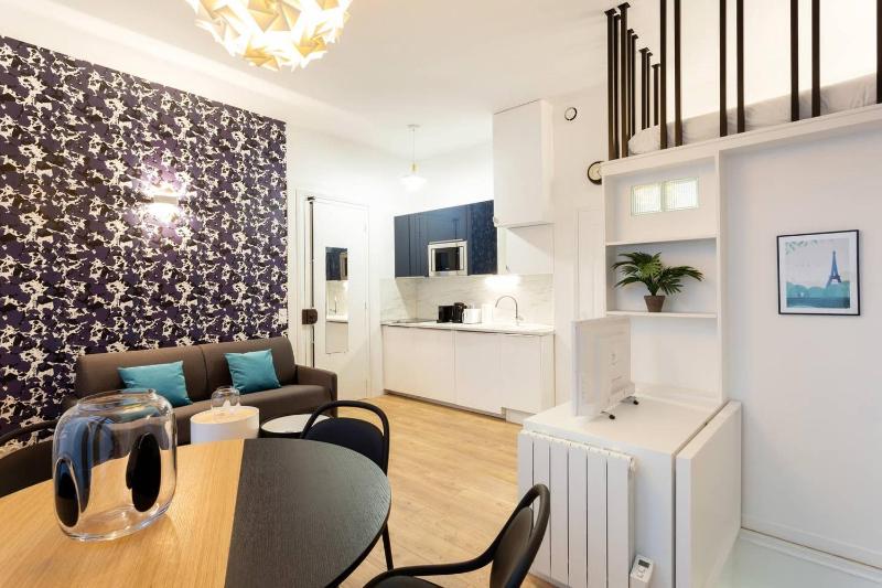 Stunning 1BR 6 Sleeps Apt Saint Germain-Luxembourg — отель с удобным расположением в Париже