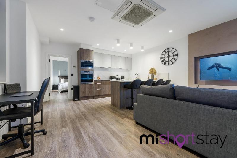 The Residence Fitzrovia - Private One Bedroom Apartment With Own Entrance — отель с удобствами в Лондоне