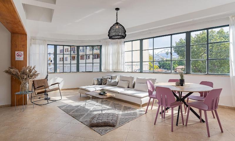 Цены на Renovated Historical Roof Top Apt by the Beach в Тель-Авиве