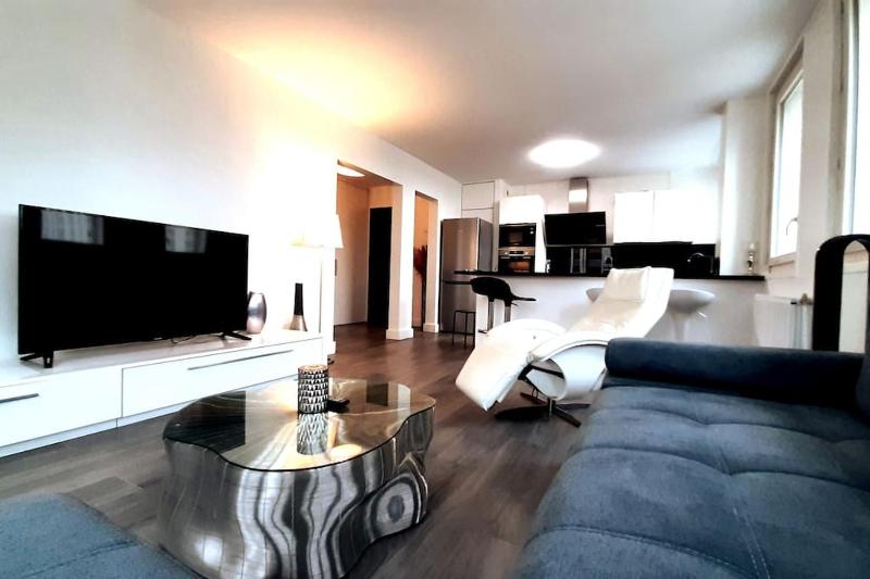 Spacious Apartment in Paris Place des Fetes — забронировать отель в Париже