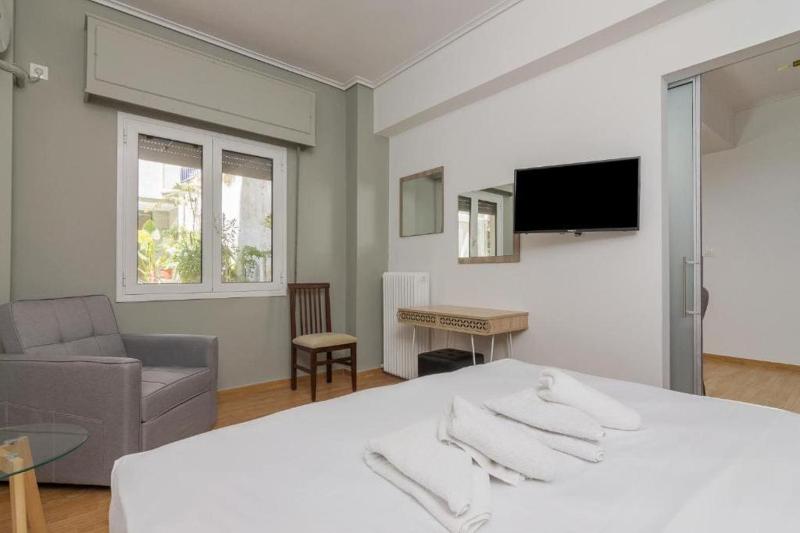 Fully renovated 1 bedroom condo — забронировать отель в Афины