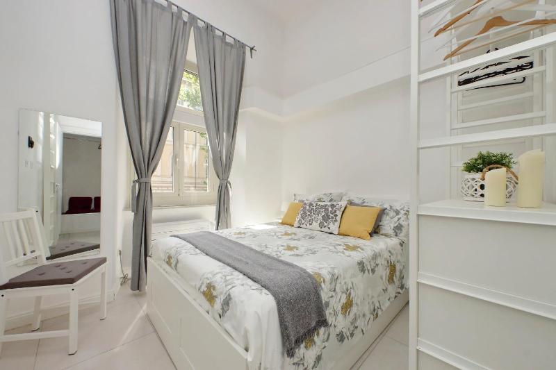 CASTRO PRETORIO SUITE -1st floor of historic mansion with lift, comfortable, baby friendly, bike parking, most quiet and guarded area in front of Officers headquarters 5 minutes walk from Termini Railway & Metro station - Genuine guest care in 4 languages — забронировать отель в Риме