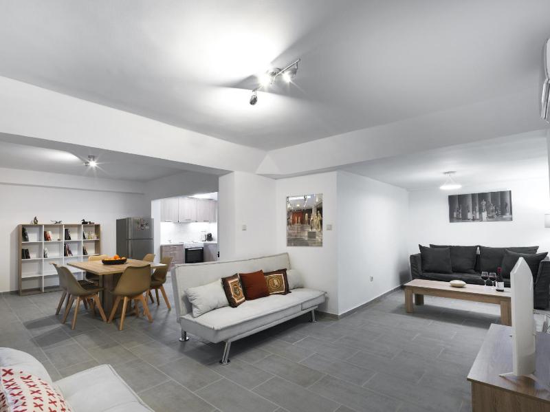 Цены на 2 bedroom aprtmnt next to Hilton and all hospitals в Афины