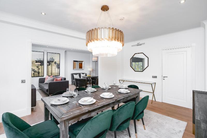 ' Luxury & Spacious AirConditioned 4 Bed 4 Bath Apartment ' — отель с удобным расположением в Лондоне